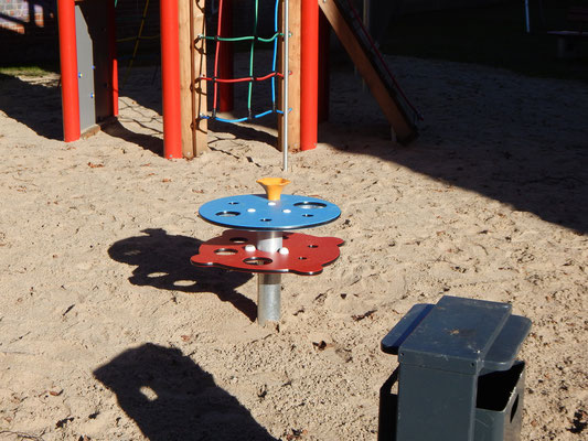 Baustelle Kinderspielplatz mit buntem Spieltisch
