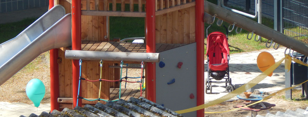 Klettergerät mit Rutsche auf einem Kinderspielplatz