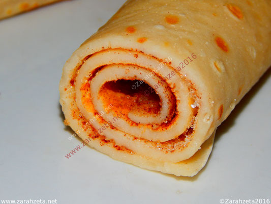 Süßer Pfannkuchenrolle mit Zimt und Zucker