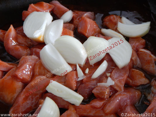 Rohes Schweinefleisch und Zwiebeln