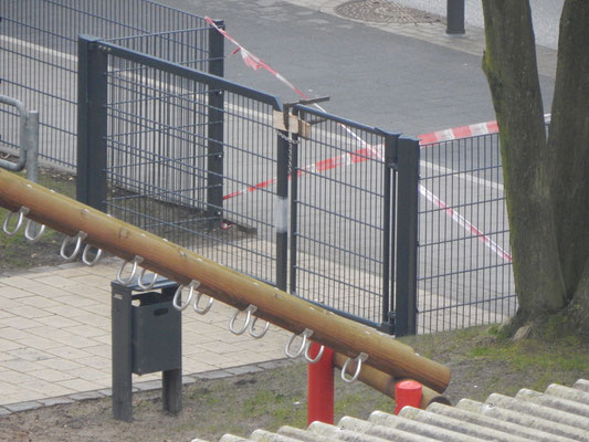 Baustelle Kinderspielplatz mit gesperrtem Eingangstor