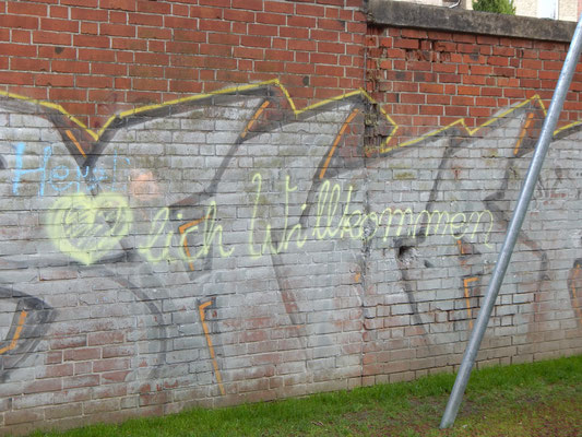 Herzlich Willkommen als Kreideschrift an der Mauer