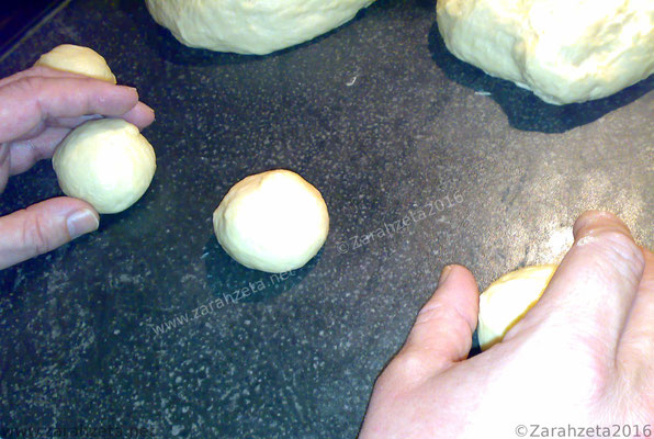Mann formt Teig im alternativen Foodblog
