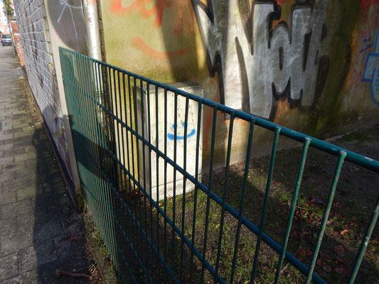 Baustelle Kinderspielplatz mit Smiley am Stromkasten