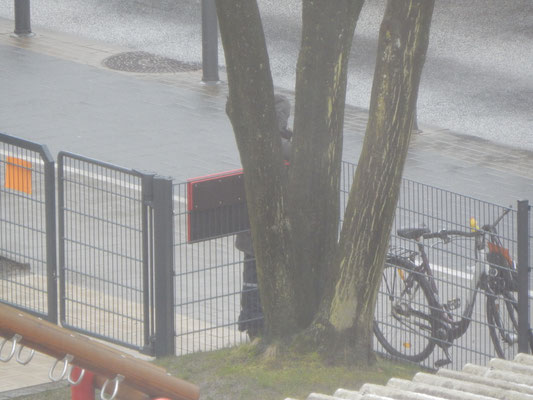 Gelber Infozettel wegen Absage der Einweihungsfeier Kinderspielplatz
