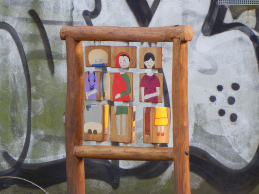 Holzdrehtafel auf dem Kinderspielplatz