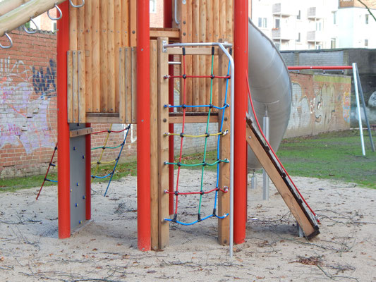 Neue Schaukel auf dem Kinderspielplatz