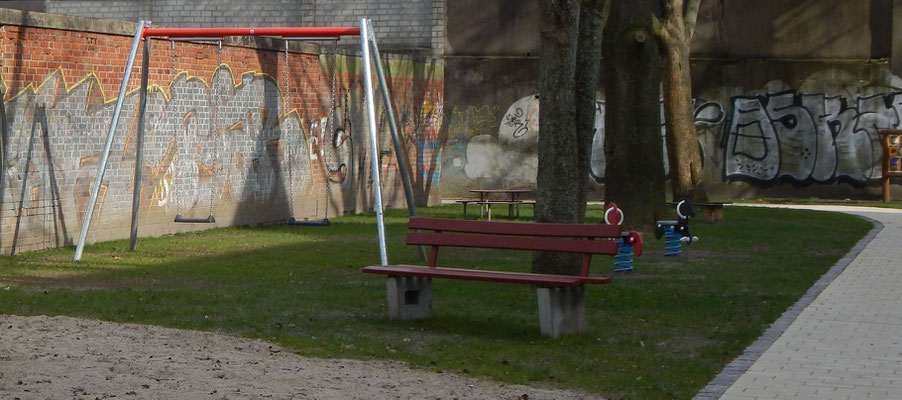 Baustelle Kinderspielplatz mit Schaukel