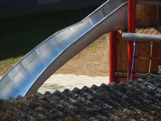 Rutsche auf einem Kinderspielplatz