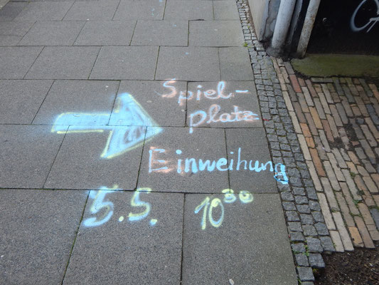 Straßenkreide auf Bürgersteig wegen Termin für Einweihung Kinderspielplatz