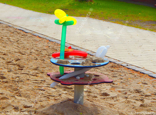 Geformte bunte Luftballonschlangen an einem Spielplatzgerät