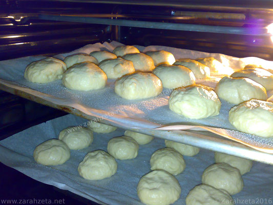 Brötchenrohlinge im Backofen