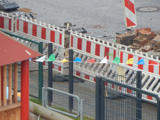 Dekorierte Baustelle auf dem Kinderspielplatz