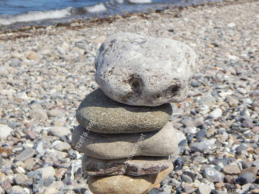 Steinmännchen am Strand als Skulptur