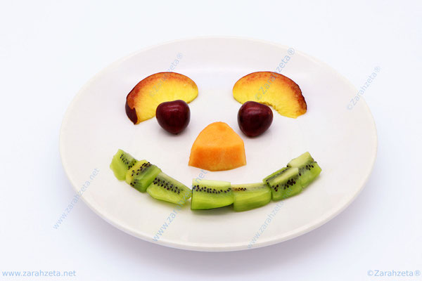 Teller mit Obst als lächelndes Gesicht