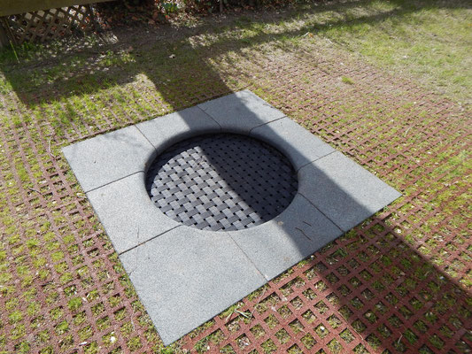 Trampolin auf dem KInderspielplatz