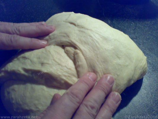 Man knetet Brotteig im alternativen Foodblog