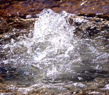 Kleine Wasserfontäne in Nahaufnahme