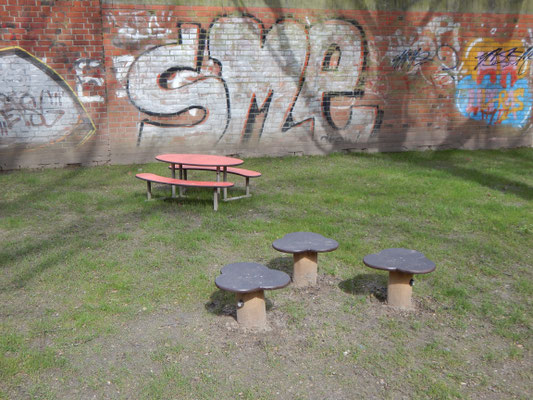 Neuer Kinderspielplatz mit Sitzgruppe
