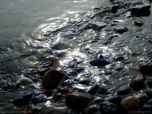 Ruhiges Wasser am Strand im Abendlicht