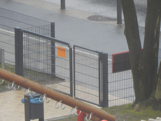 Gelber Infozettel wegen Absage der Einweihungsfeier Kinderspielplatz