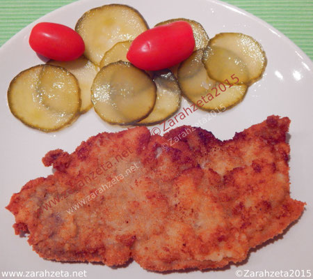 Paniertes Schnitzel mit Gurken und Tomaten