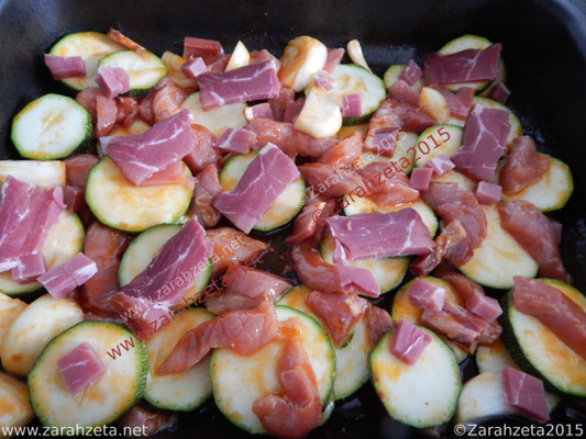 Mariniertes Schweinefleisch mit Zwiebeln und Zucchini