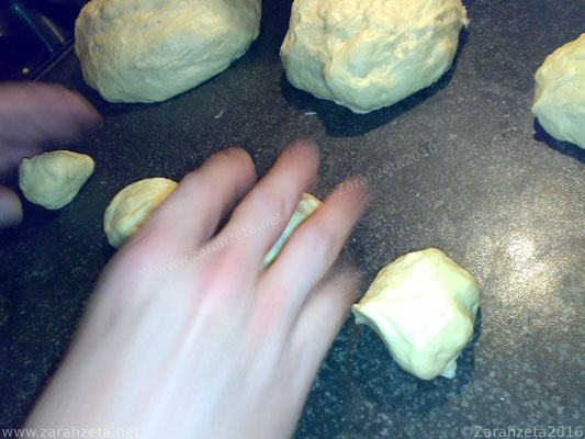Mann rollt Teig im alternativen Foodblog