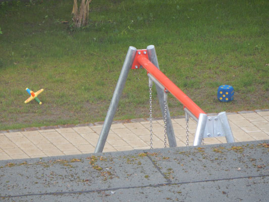 Kinderspielzeug auf dem Kinderspielplatz