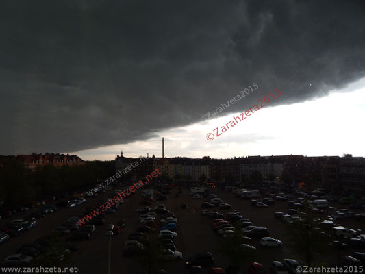 Nahendes Unwetter am Himmel über der Stadt