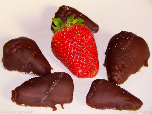 Frische rote Erdbeeren mit Schokoladenkuvertüre