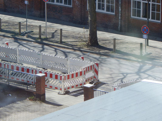 Baustelle mit Bauzaun für Straßenbau