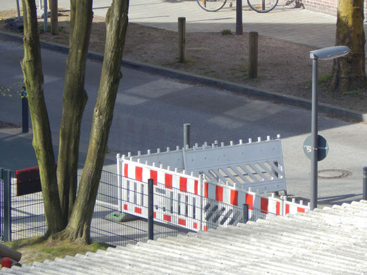 Baustelle mit Bauzaun für Straßenbau
