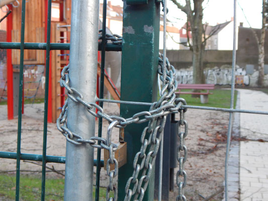 Mit Kette verschlossener Eingang zum Kinderspielplatz
