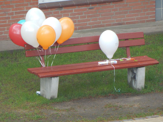 Luftballons an einer Sitzbank