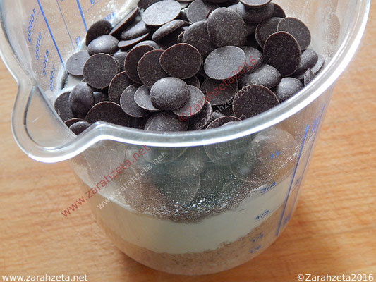 Alternativer Foodblog mit Schokotaler im Messbecher