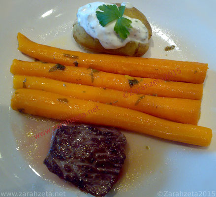 Rindersteak mit Karotten und Backkartoffel