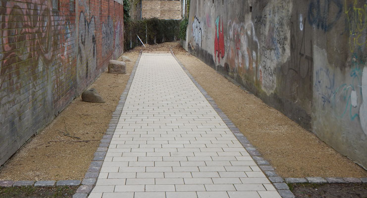 Neuer Gehweg für Fußgänger