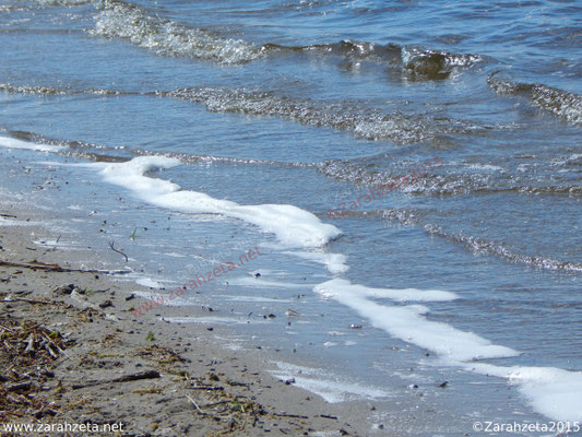 Kleine Welle am Strand