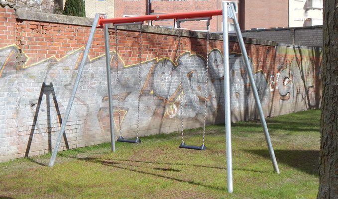Neuer Kinderspielplatz mit Schaukel