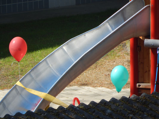 Luftballons an der Rutsche