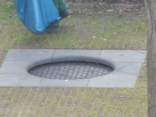 Trampolin im Boden auf dem Kinderspielplatz