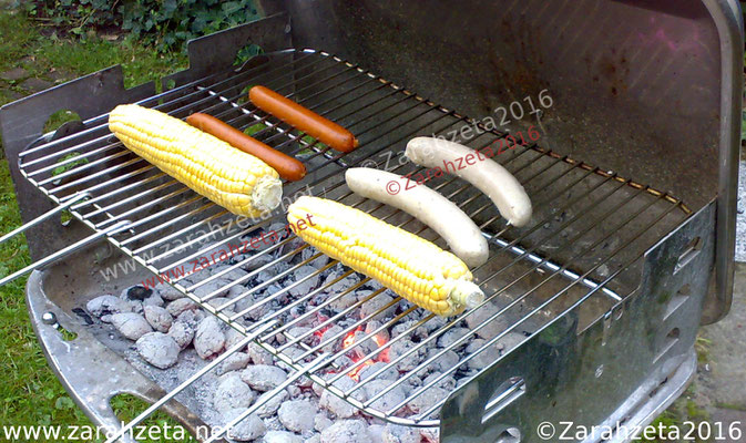 Würstchen und Maiskolben auf dem Grill