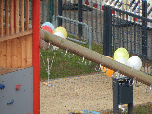 Luftballons am Spielgerät auf dem Kinderspielplatz