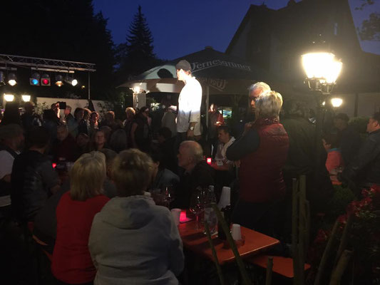 Uli tanzt uns nicht auf dem Kopf rum, sondern auf dem Tisch!