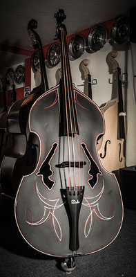 Duke Composite (Fiberglas Bass) mit Revolver F-Löchern und Pinstripes