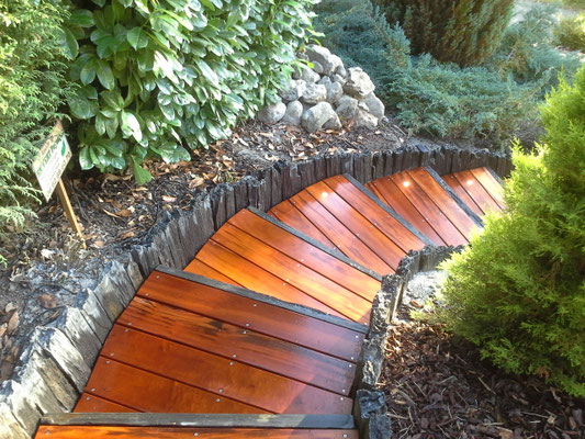 lame de terrasse en bois exotique délimité par piquet en schiste - Rénovation escalier Villaz
