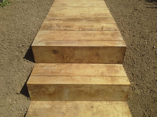 Aménagement jardin avec un escalier en traverse en chêne - Aménagement marche Ollières