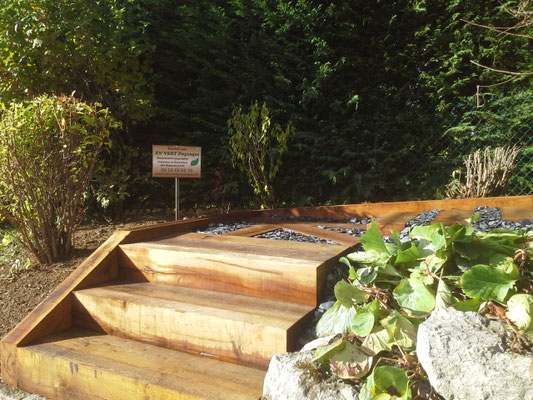 Escalier en traverse en chêne avec paillage de concassé d'ardoise - Pringy