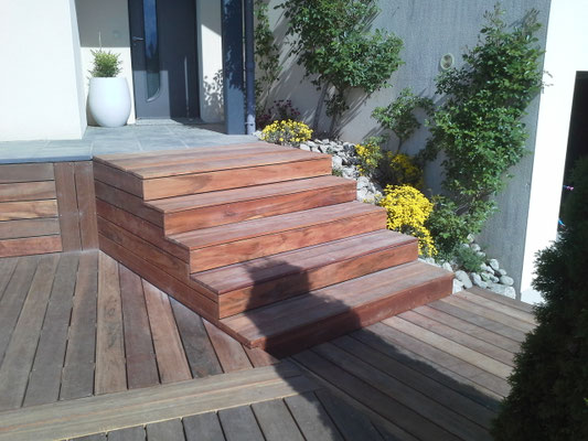 Escalier en lame bois exotique - Marche intégré dans terrasse - Escalier Seynod